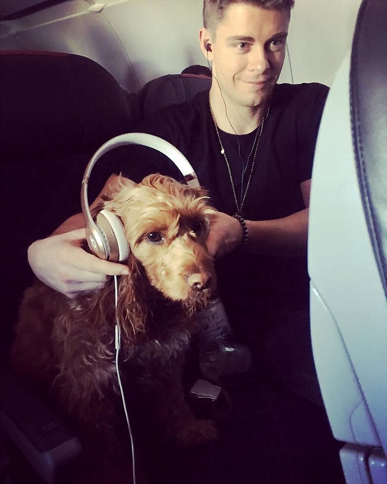 Luke Mitchell con su perrito Alfie