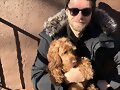 Luke Mitchell con su perrito Alfie