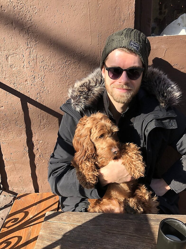 Luke Mitchell con su perrito Alfie