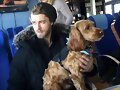 Luke Mitchell con su perrito Alfie