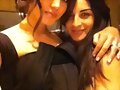 Phoebe Tonkin con una amiga