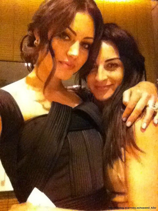Phoebe Tonkin con una amiga