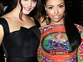 Phoebe Tonkin con Kat Graham