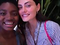 Phoebe Tonkin con una fan | August 2019