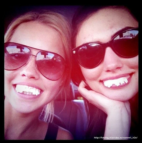 Claire Holt y Phoebe Tonkin el día de Halloween