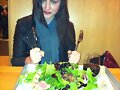 Phoebe Tonkin en un restaurante