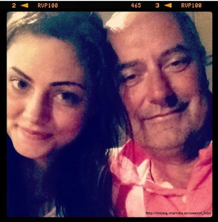 Phoebe Tonkin y su padre