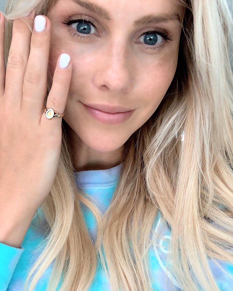 Claire Holt llevando Eva Signet Pinky Ring | 2019