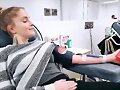Amy Ruffle donando sangre en 2018