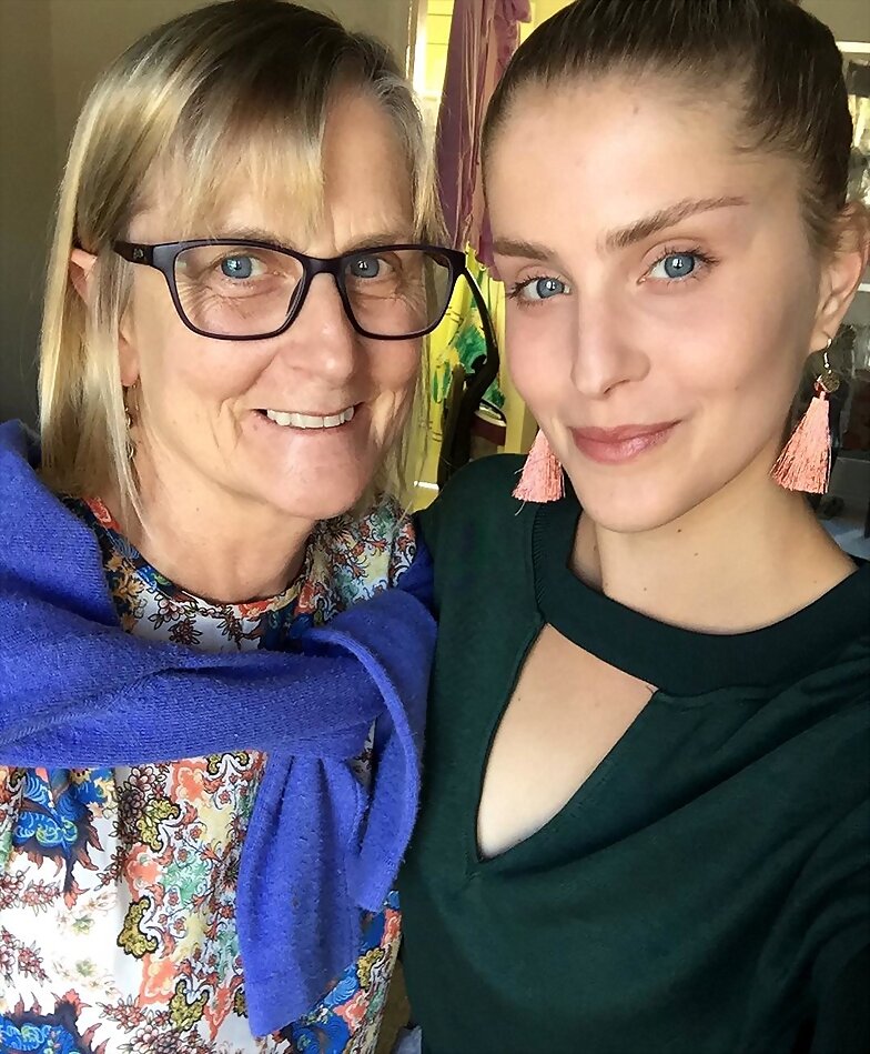 Amy Ruffle con su madre en 2018