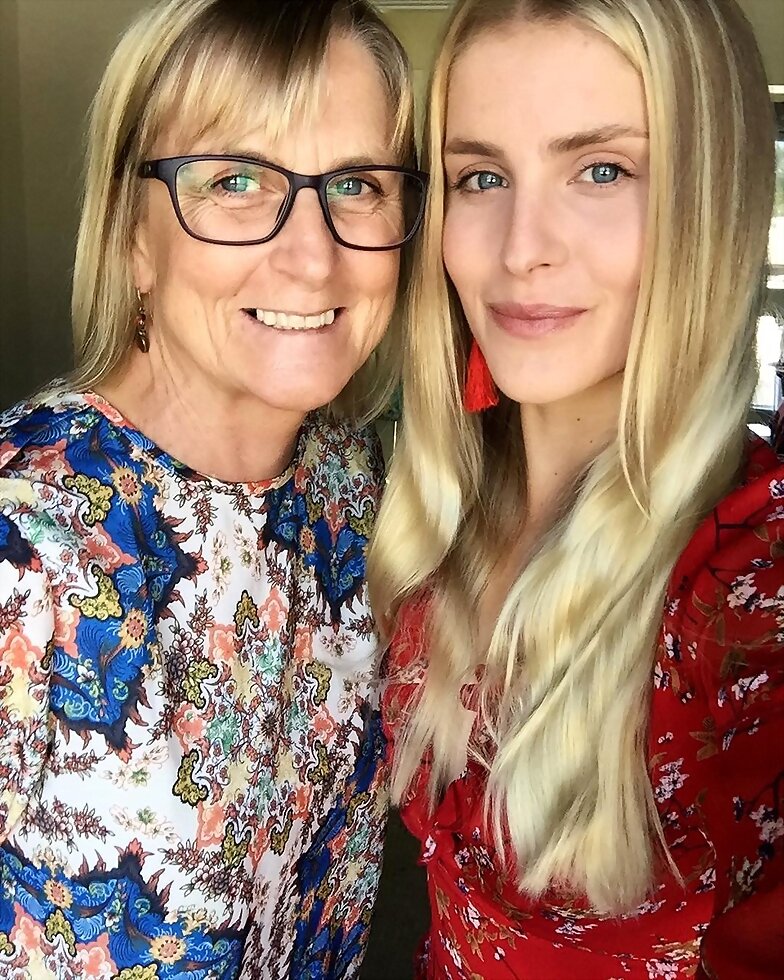 Amy Ruffle con su madre en 2018