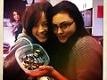 Phoebe Tonkin con una amiga