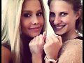 Claire Holt con una amiga anunciando un reloj