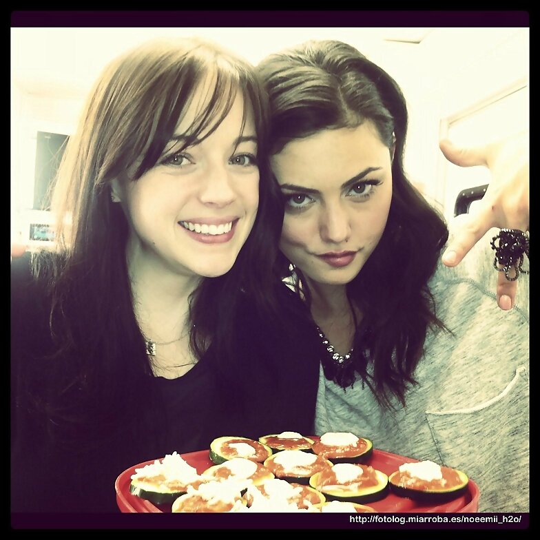 Phoebe Tonkin con una amiga