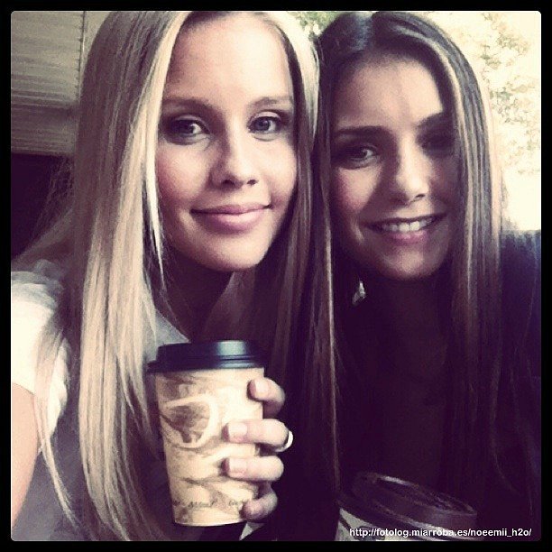Claire Holt y Nina Dobrev de The Vampire Diaries