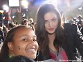 Phoebe Tonkin con una fan o fan &iexcl;lo que sea! xD