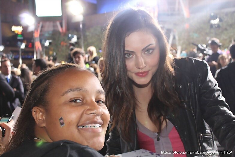 Phoebe Tonkin con una fan o fan ¡lo que sea! xD