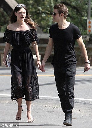 Phoebe Tonkin & Paul Wesley en Los Angeles 2015