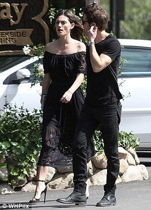 Phoebe Tonkin & Paul Wesley en Los Angeles 2015