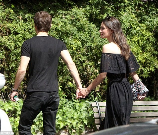 Phoebe Tonkin & Paul Wesley en Los Angeles 2015