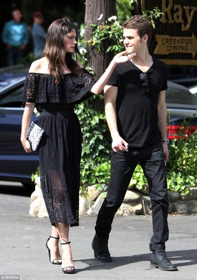 Phoebe Tonkin & Paul Wesley en Los Angeles 2015