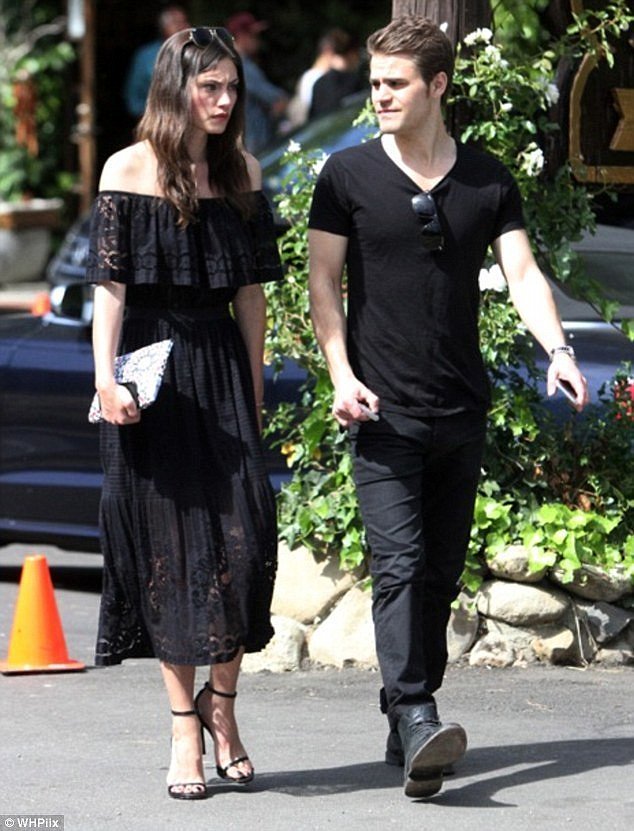 Phoebe Tonkin & Paul Wesley en Los Angeles 2015