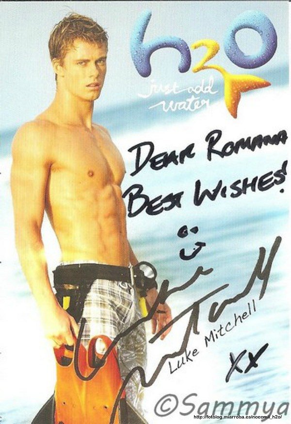 Firma Luke Mitchell para una fan