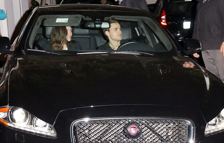 Phoebe Tonkin & Paul Wesley en West Hollywood 2015