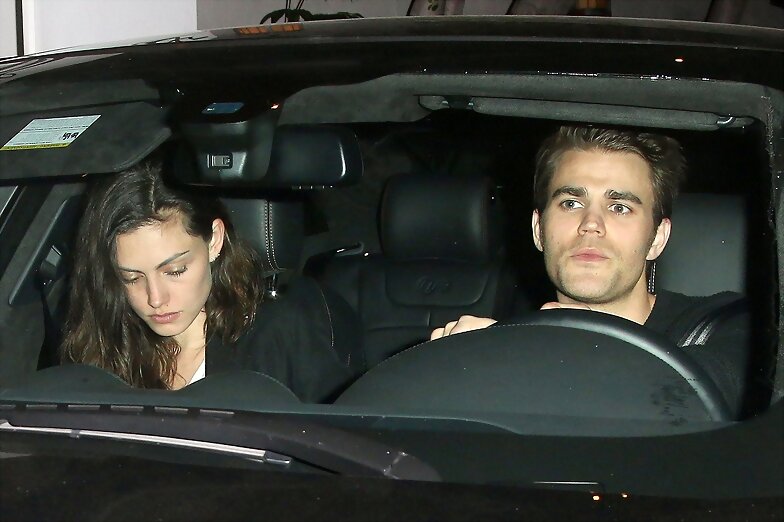 Phoebe Tonkin & Paul Wesley en West Hollywood 2015