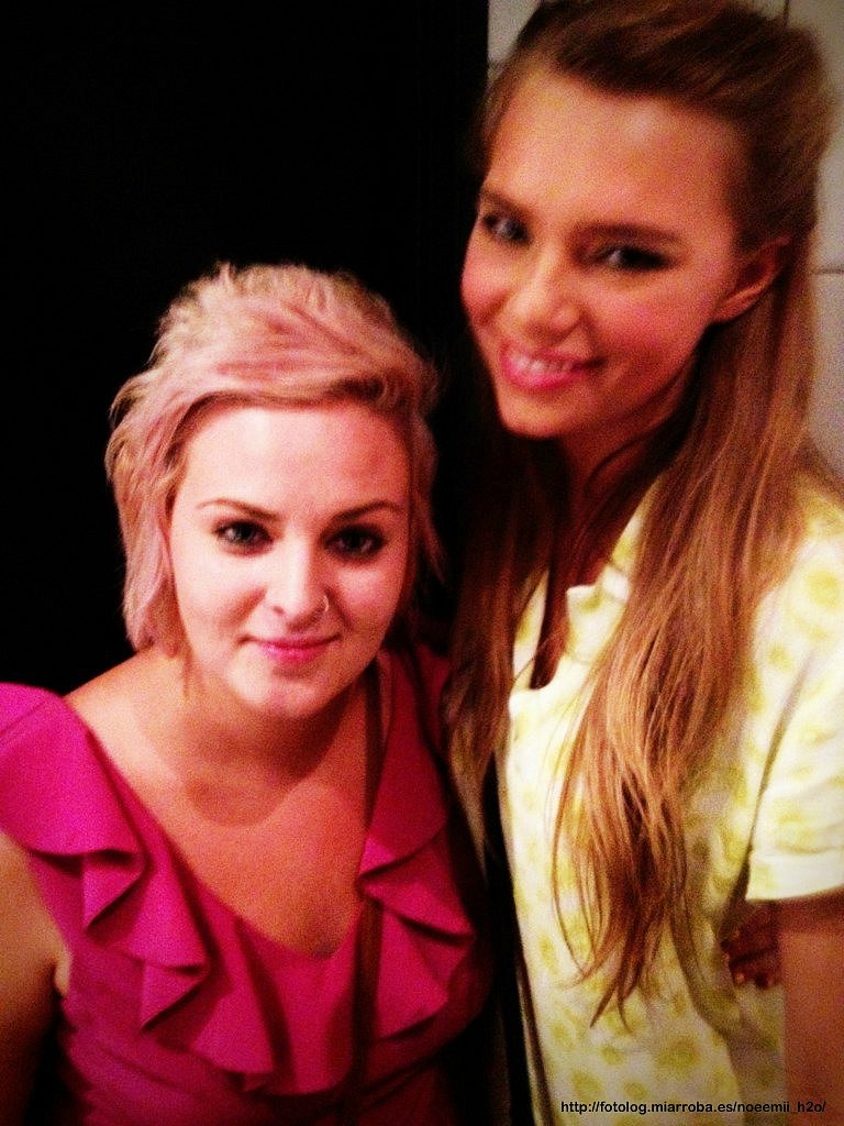 Indiana Evans con una fan