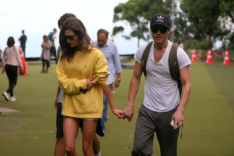 Phoebe Tonkin & Paul Wesley en Rio, Brazil, 2015