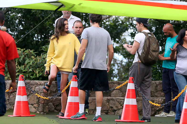 Phoebe Tonkin & Paul Wesley en Rio, Brazil, 2015