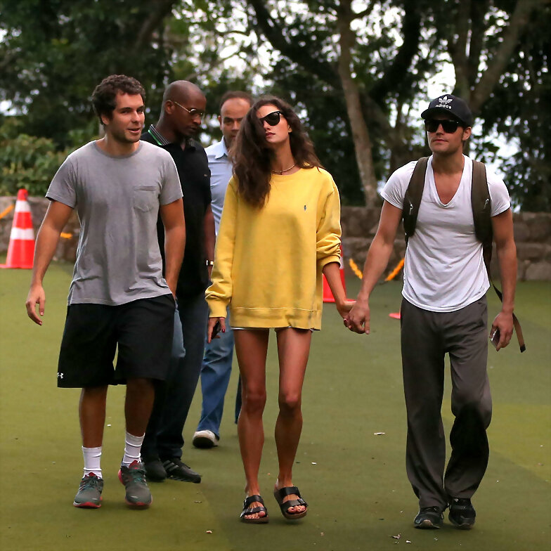 Phoebe Tonkin & Paul Wesley en Rio, Brazil, 2015