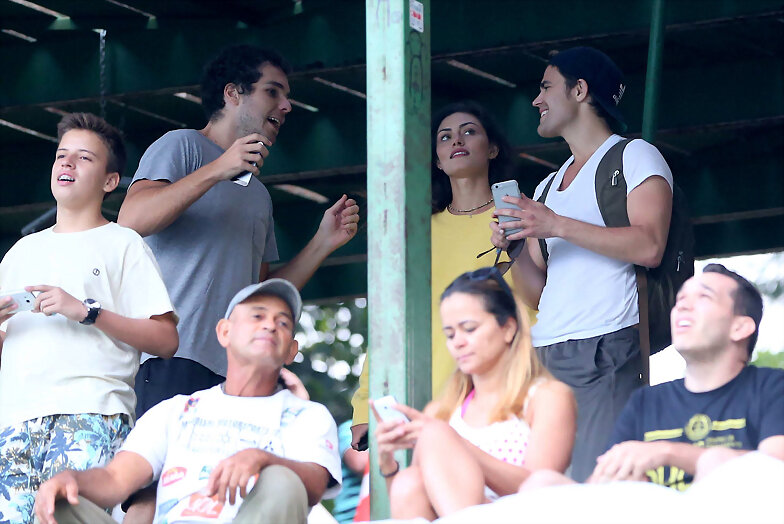 Phoebe Tonkin & Paul Wesley en Rio, Brazil, 2015