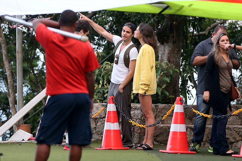 Phoebe Tonkin & Paul Wesley en Rio, Brazil, 2015
