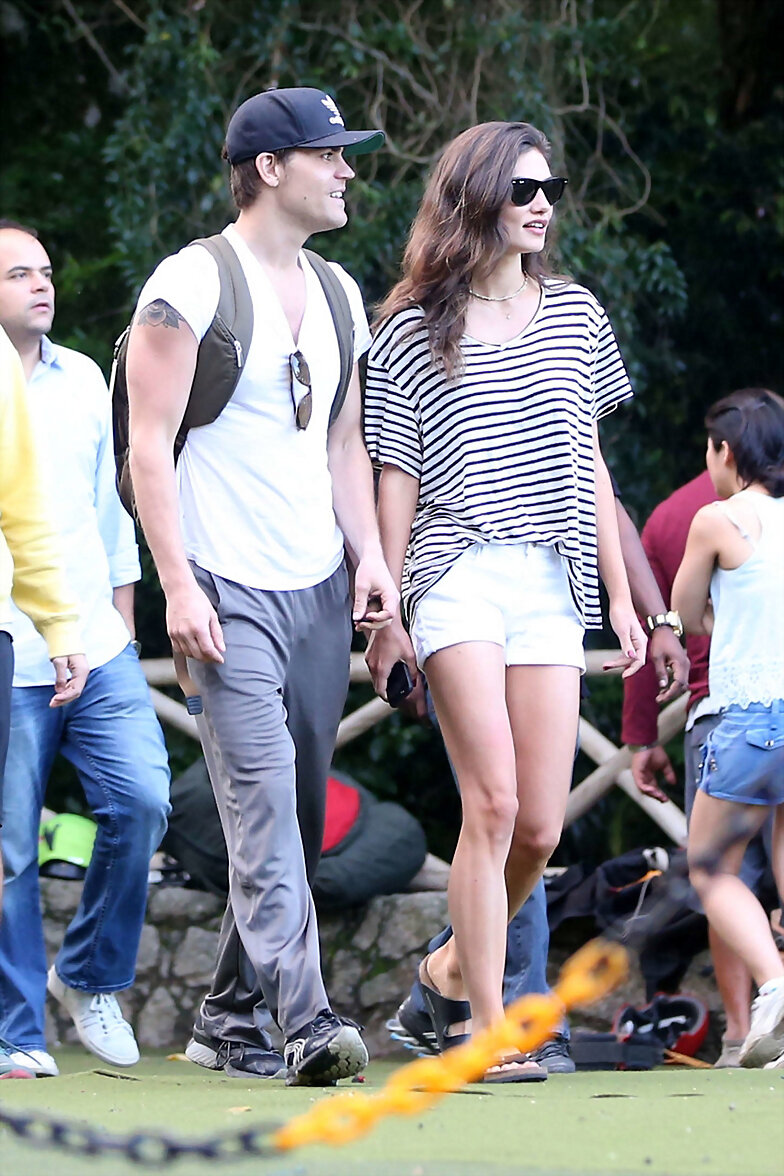 Phoebe Tonkin & Paul Wesley en Rio, Brazil, 2015