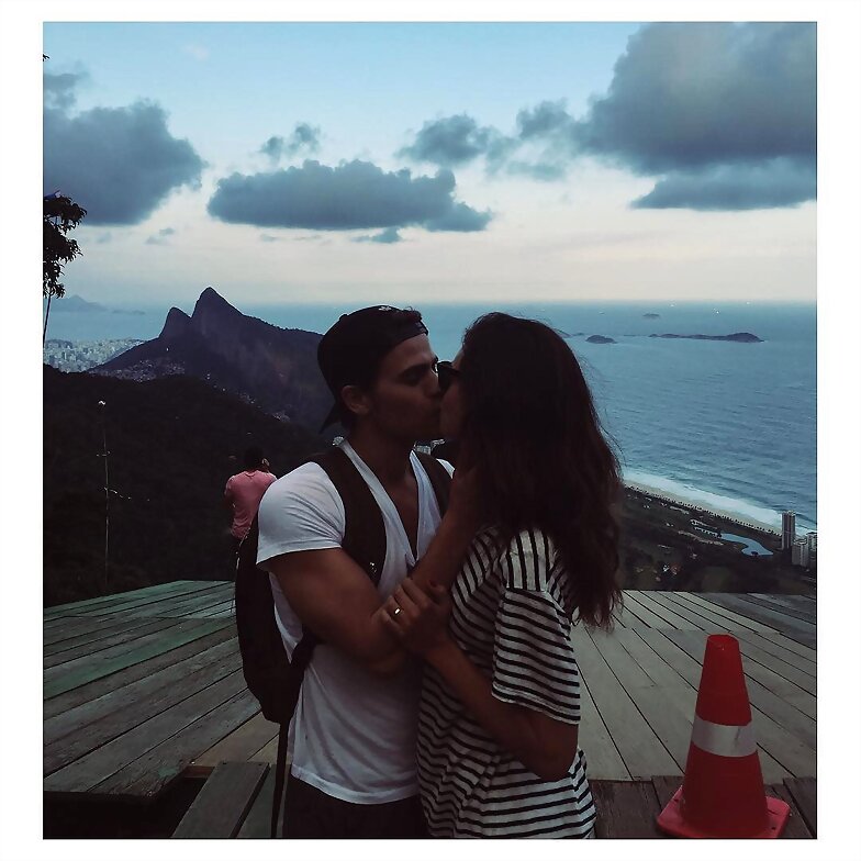 Phoebe Tonkin & Paul Wesley en Rio, Brazil, 2015