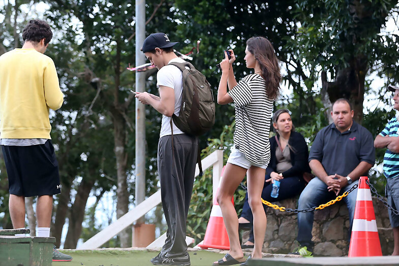 Phoebe Tonkin & Paul Wesley en Rio, Brazil, 2015