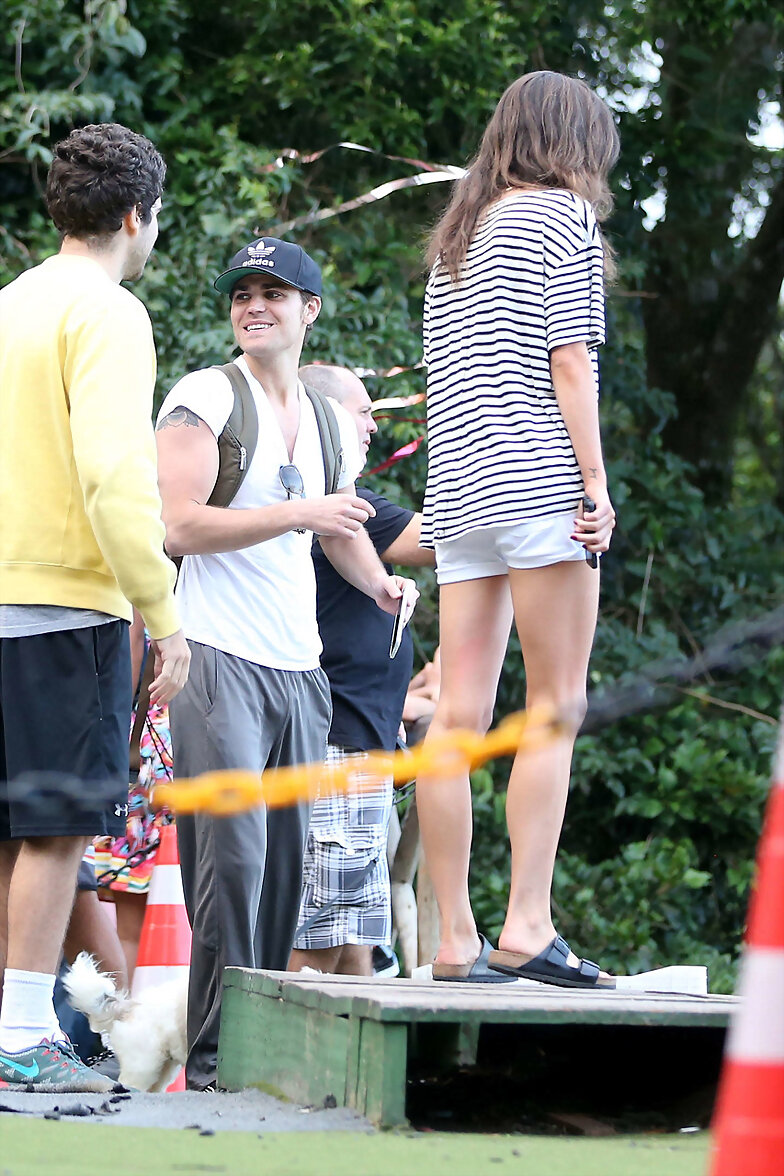 Phoebe Tonkin & Paul Wesley en Rio, Brazil, 2015