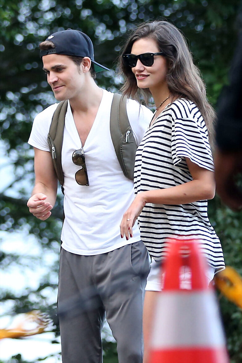 Phoebe Tonkin & Paul Wesley en Rio, Brazil, 2015