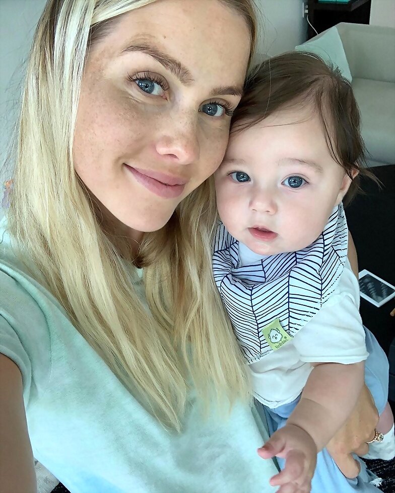 Claire Holt con su hijo James Holt Joblon | 2019