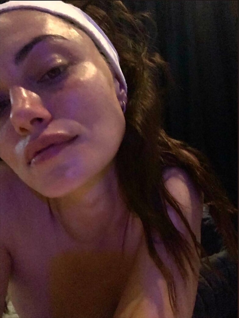 Phoebe Tonkin | Oct 2019