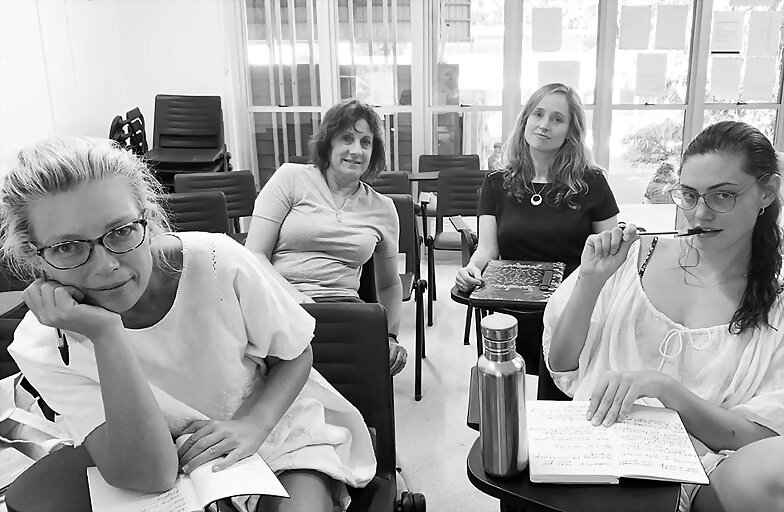 Phoebe Tonkin con el equipo de Climate Council