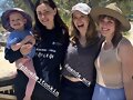 Phoebe Tonkin con el equipo de Climate Council