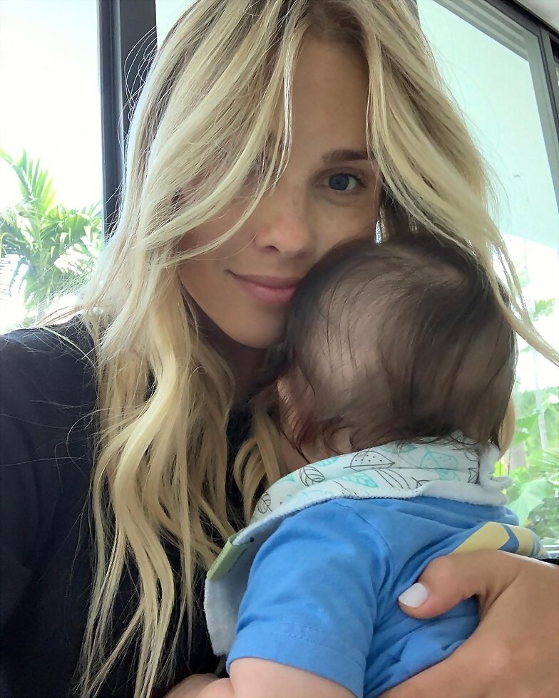 Claire Holt con su hijo James Holt Joblon | 2019