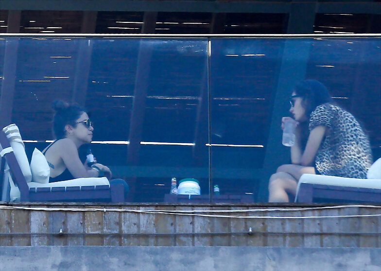 Phoebe Tonkin y Nikki Reed en Rio, Brazil, 2015