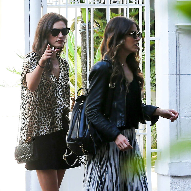 Phoebe Tonkin y Nikki Reed en Rio, Brazil, 2015