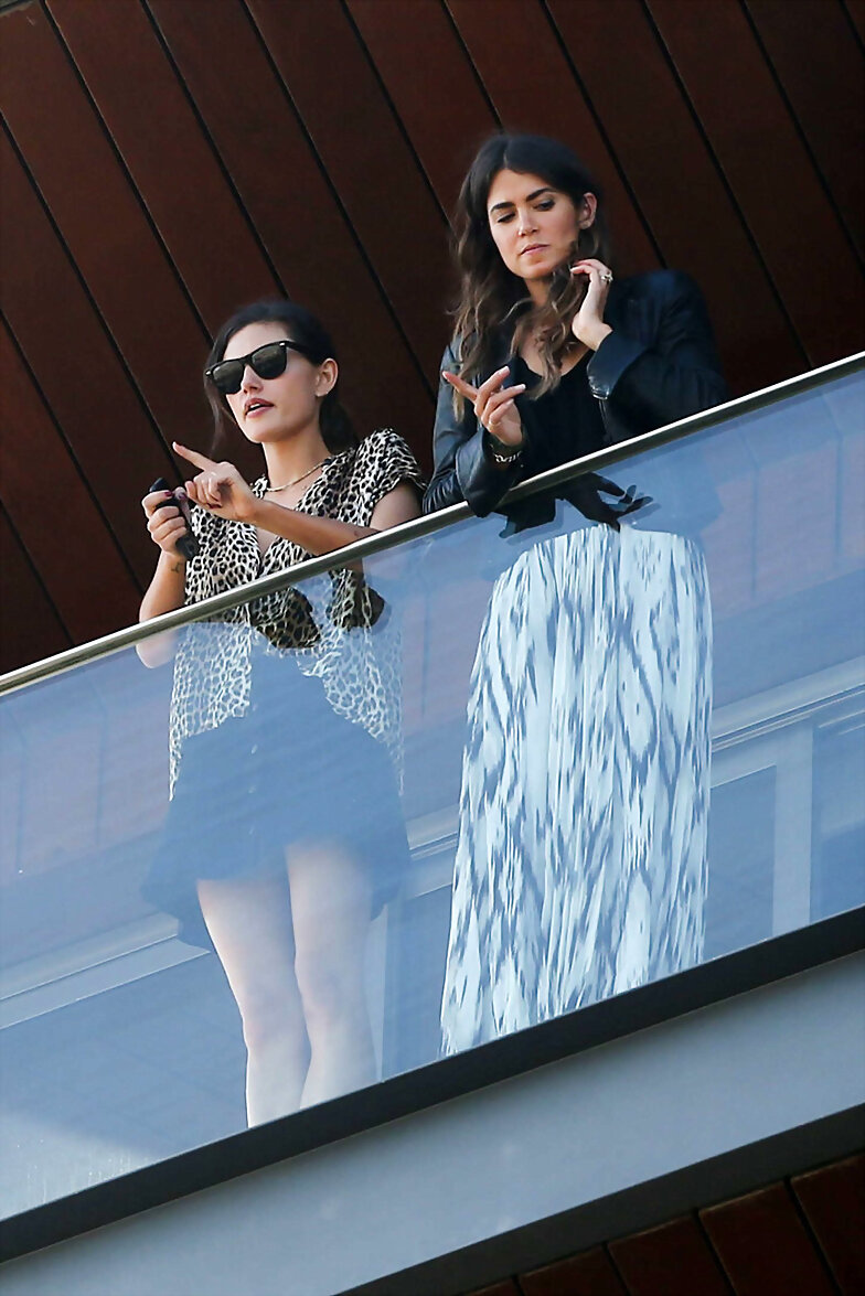 Phoebe Tonkin y Nikki Reed en Rio, Brazil, 2015