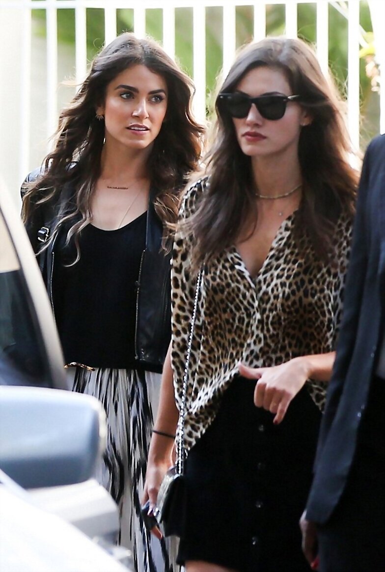 Phoebe Tonkin y Nikki Reed en Rio, Brazil, 2015