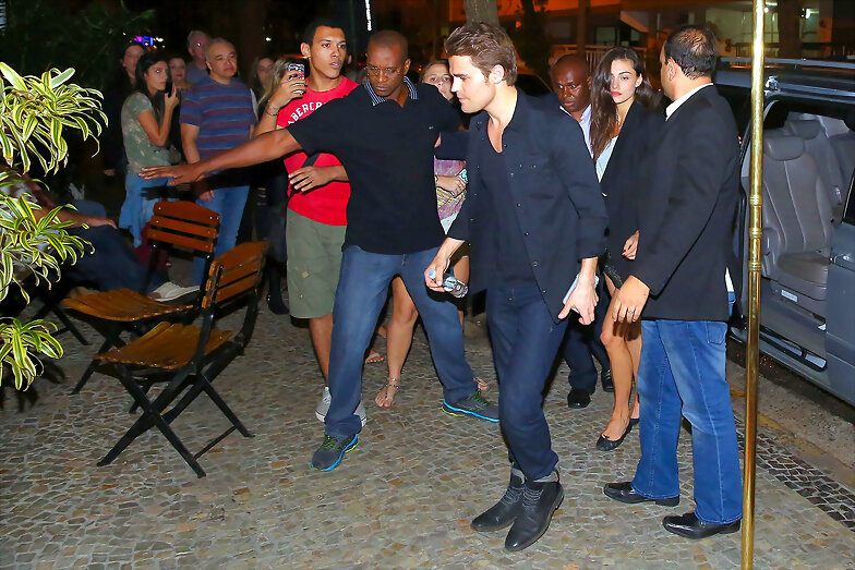 Phoebe Tonkin & Paul Wesley en Rio, Brazil, 2015